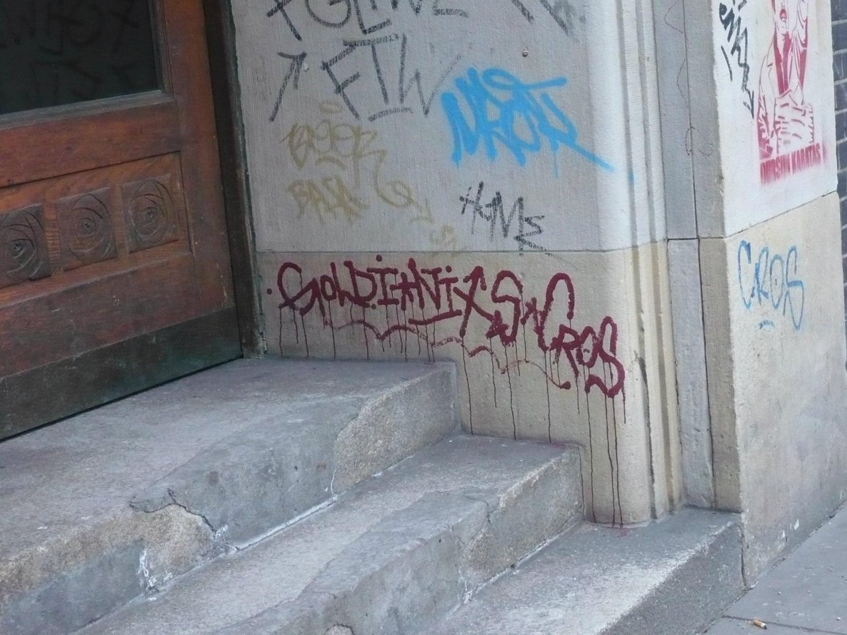 Graffiti Wall in Hamburg - Photo by Fusseloner - goldi, nixs, cros