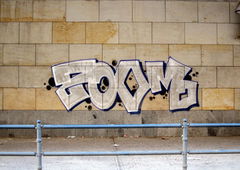 Graffiti Bombing in Berlin - Photo by Fusseloner - zoom, zoomice