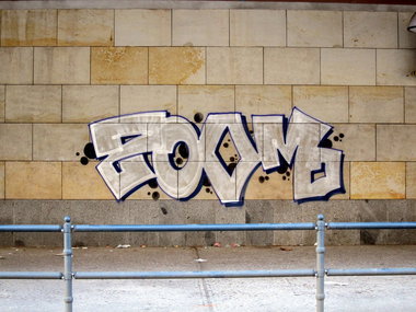 Graffiti Bombing in Berlin - Photo by Fusseloner - zoom, zoomice