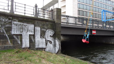 Graffiti Bombing - Photo by Fusseloner - tls, toylets