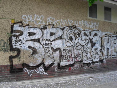 Graffiti Bombing - Photo by Fusseloner - brom