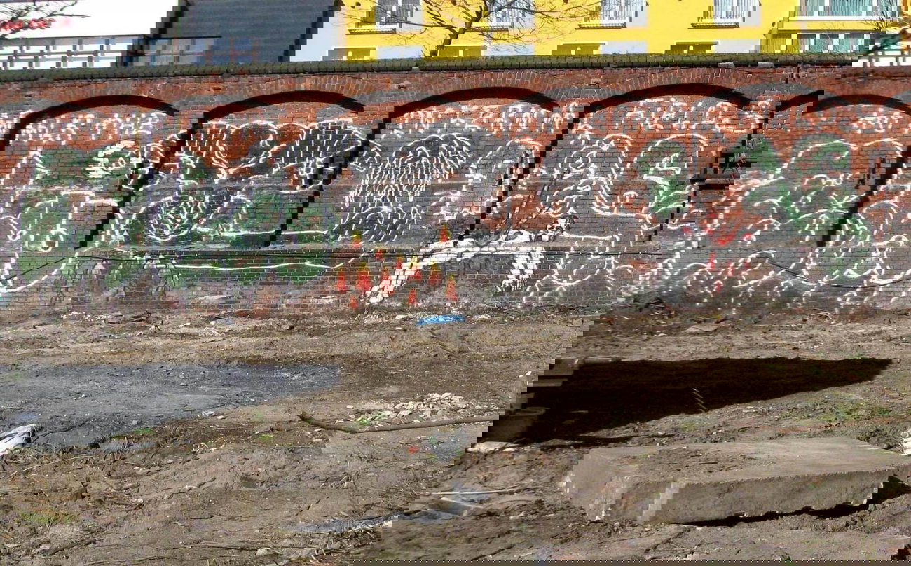 Graffiti Bombing - Photo by Fusseloner - clint, clint176, 124ers