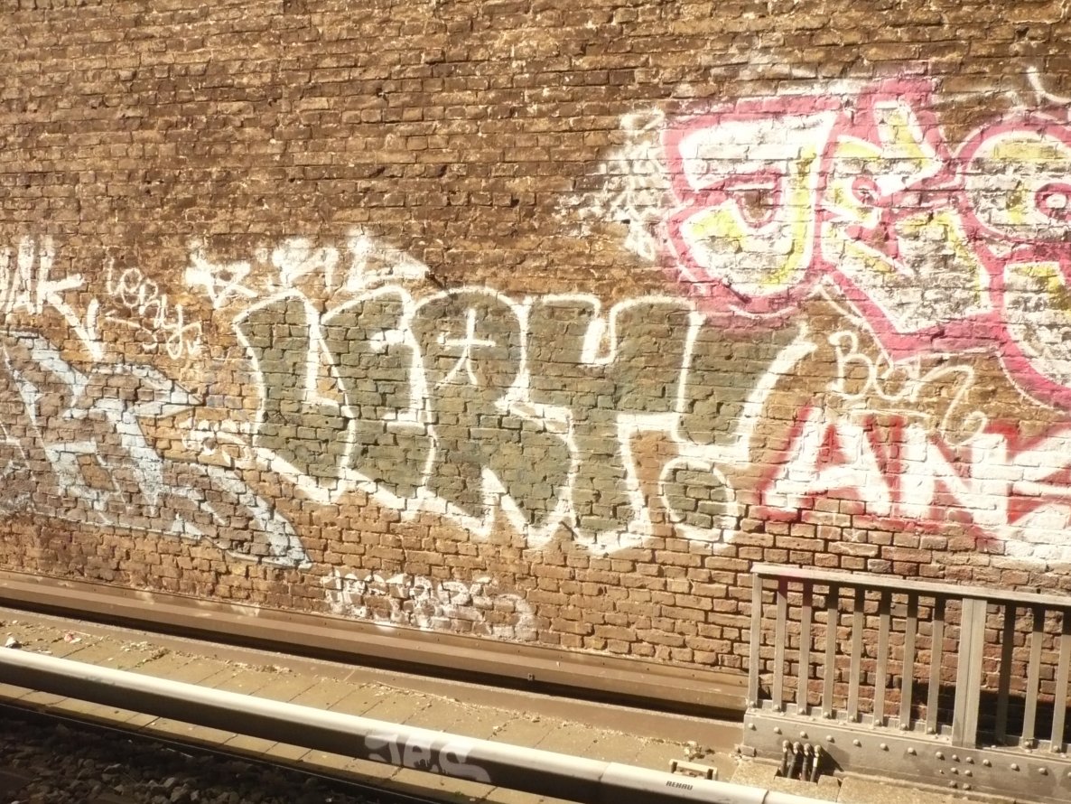 Graffiti Bombing in Berlin - Photo by Fusseloner - lery, bgr