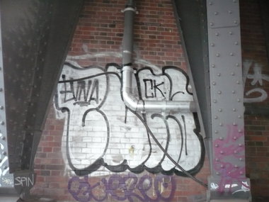 Graffiti Bombing in Berlin - Photo by Fusseloner - tuna, ck