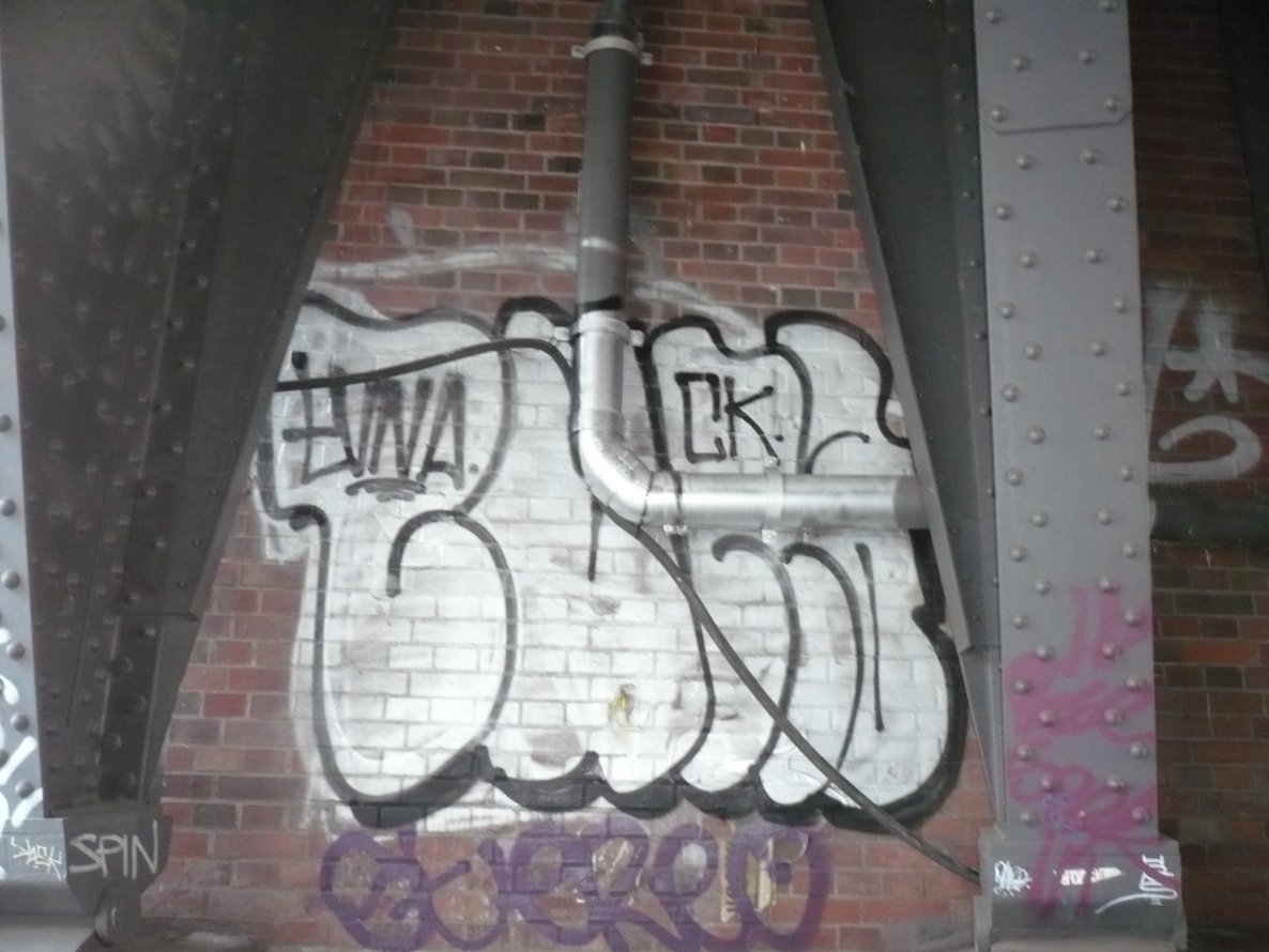 Graffiti Bombing in Berlin - Photo by Fusseloner - tuna, ck