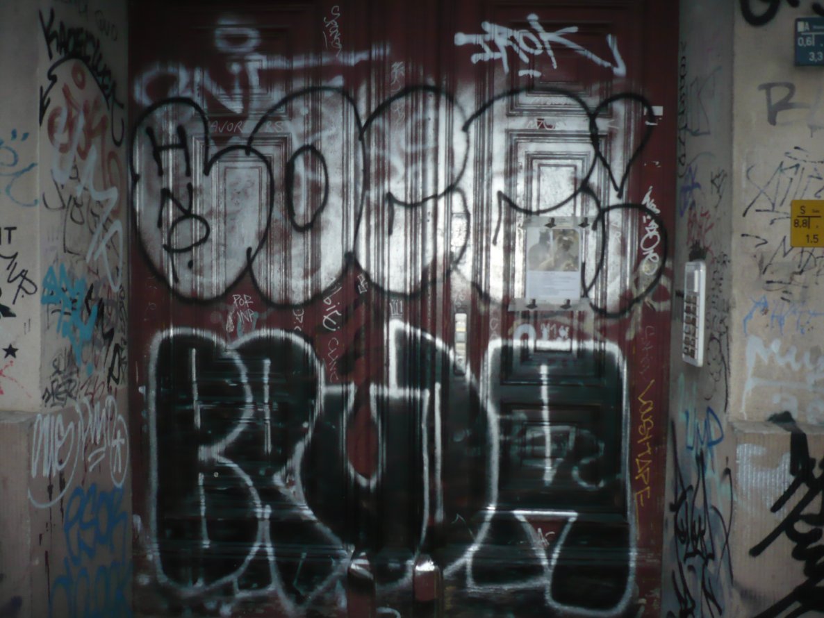 Graffiti Bombing in Berlin - Photo by Fusseloner - lokk, bruda, bruder