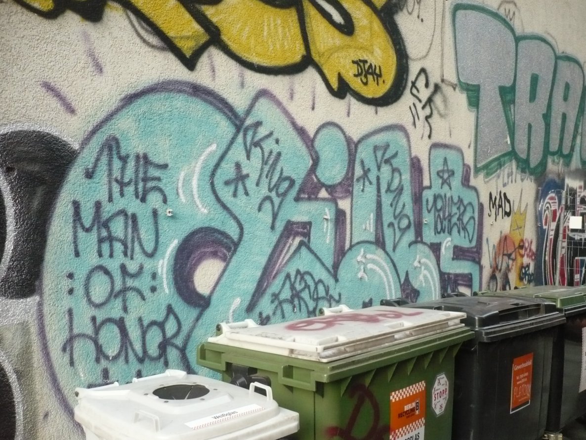 Graffiti Bombing in Berlin - Photo by Fusseloner - clint, 124ers