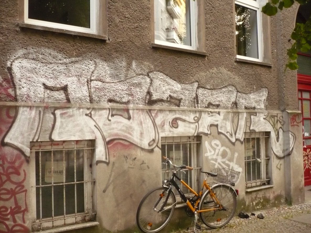 Graffiti Bombing in Berlin - Photo by Fusseloner - poza, rozer, tls