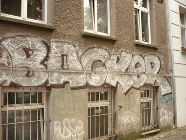 Graffiti Bombing in Berlin - Photo by Fusseloner - backe, backer, tbr