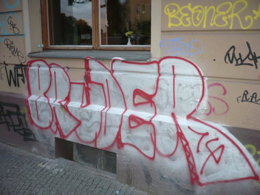 Graffiti Bombing in Berlin - Photo by Fusseloner - bruder, bruda