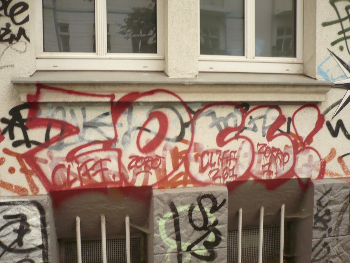 Graffiti Bombing in Berlin - Photo by Fusseloner - zoro, cliff, cliff261