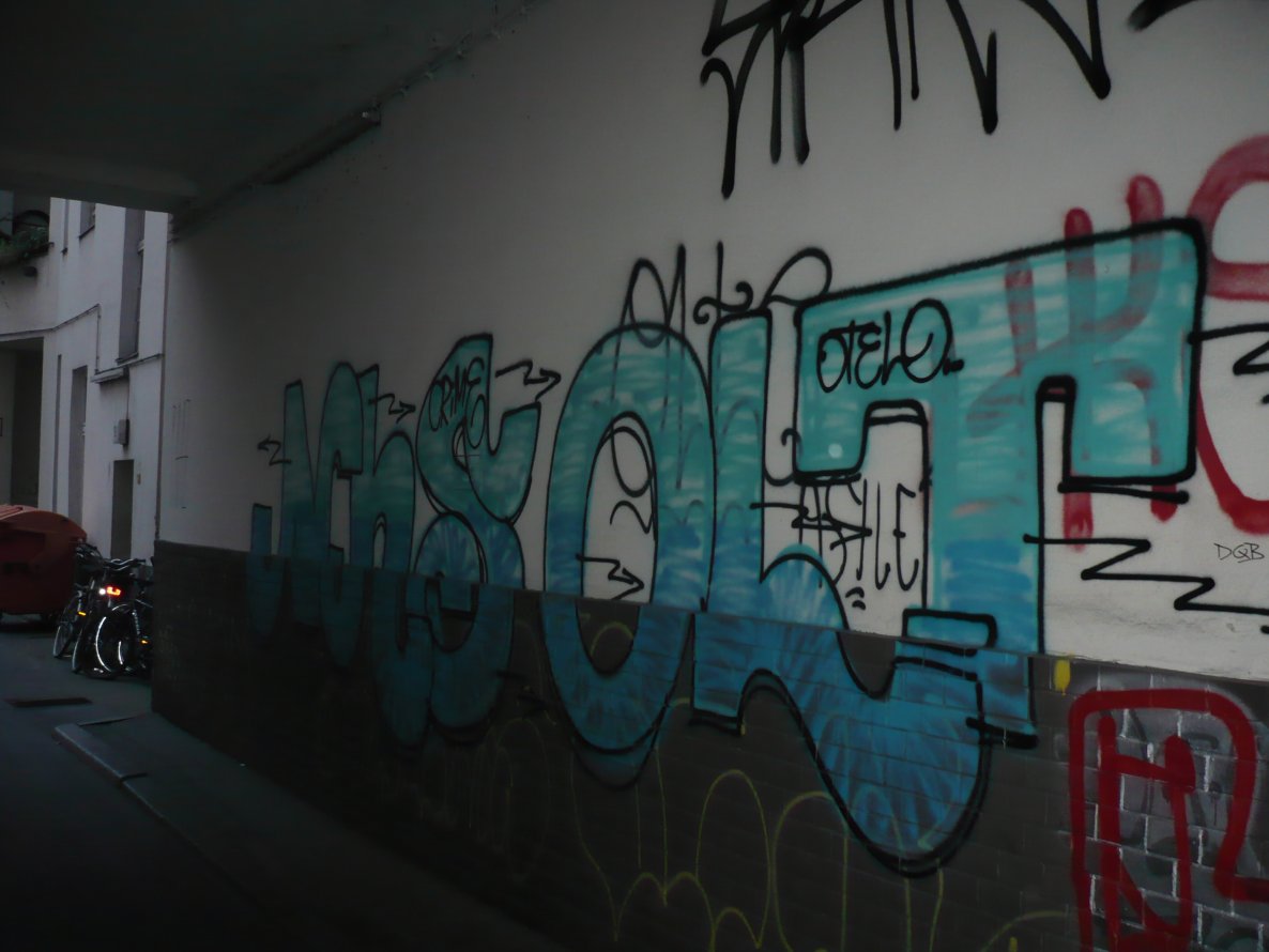 Graffiti Bombing in Berlin - Photo by Fusseloner - nhs, olt, grab