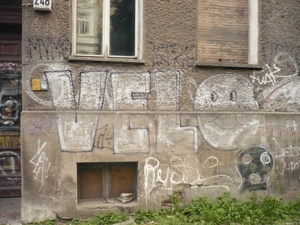 Graffiti Bombing in Berlin - Photo by Fusseloner - velo, russe