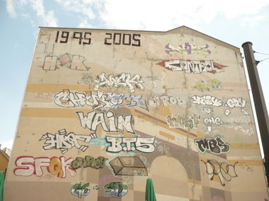 Graffiti Bombing in Berlin - Photo by Fusseloner - control, bred, chuk