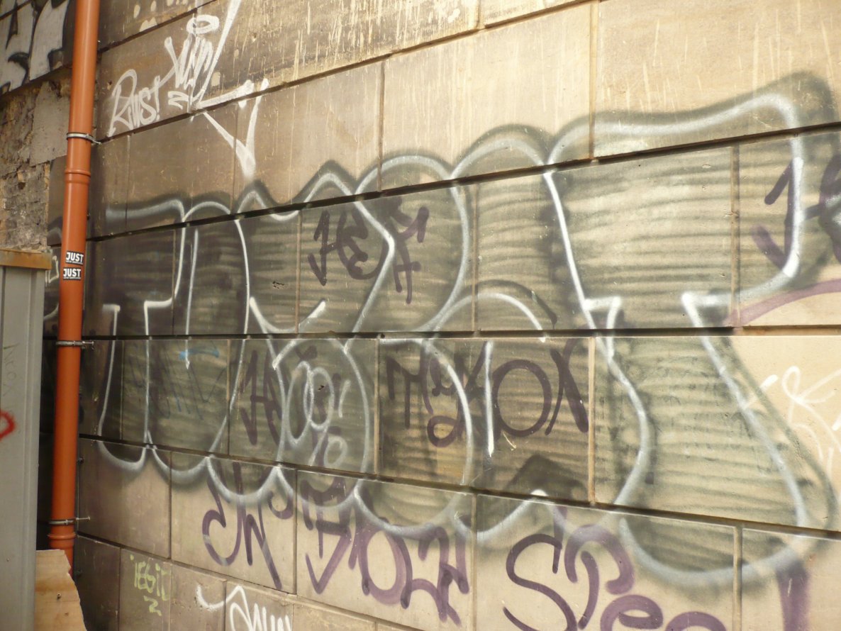 Graffiti Bombing in Berlin - Photo by Fusseloner - tomcat
