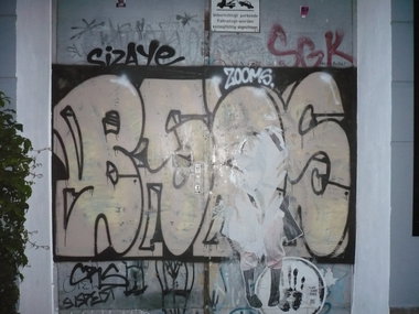 Graffiti Bombing in Berlin - Photo by Fusseloner - boss, zoom
