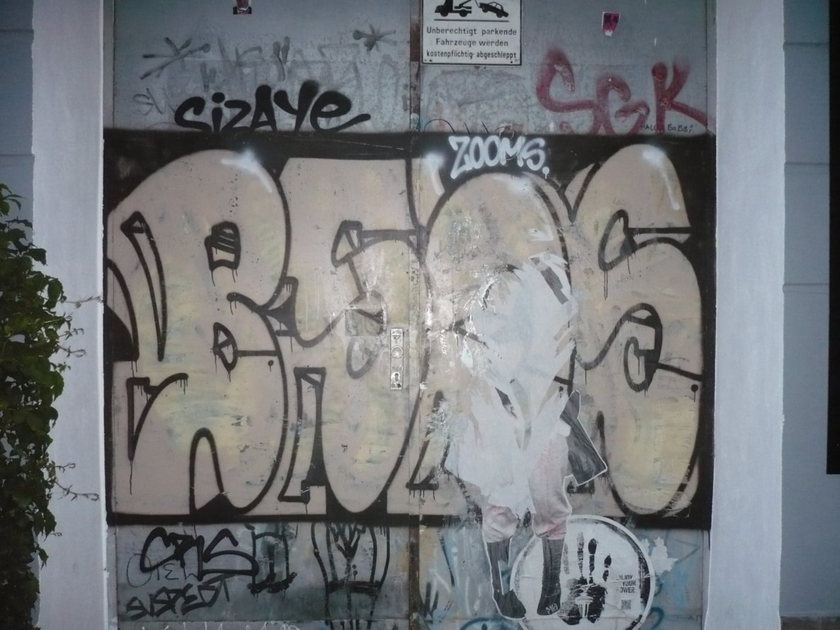 Graffiti Bombing in Berlin - Photo by Fusseloner - boss, zoom