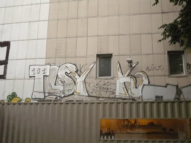 Graffiti Bombing in Berlin - Photo by Fusseloner - tls, yk, küle
