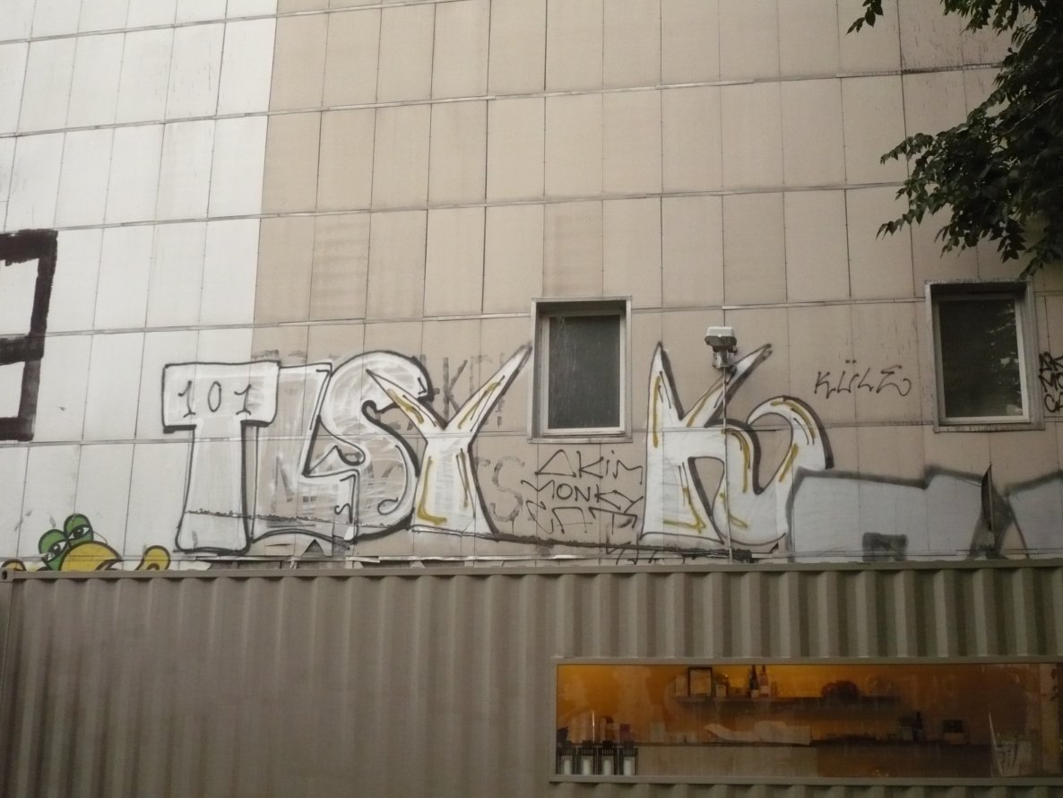 Graffiti Bombing in Berlin - Photo by Fusseloner - tls, yk, küle