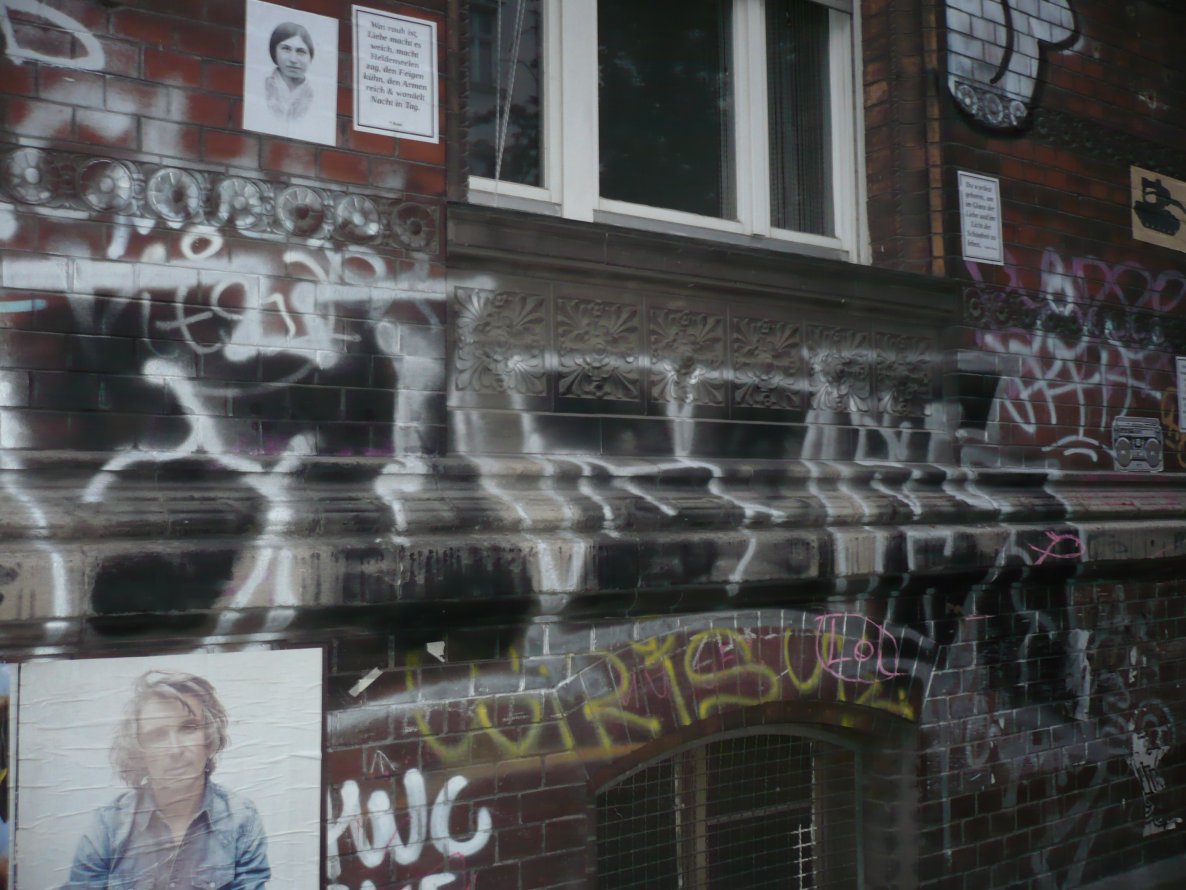 Graffiti Bombing in Berlin - Photo by Fusseloner - qvc