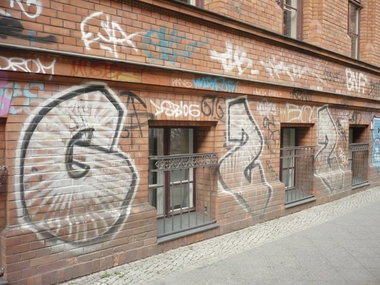 Graffiti Bombing in Berlin - Photo by Fusseloner - gzz