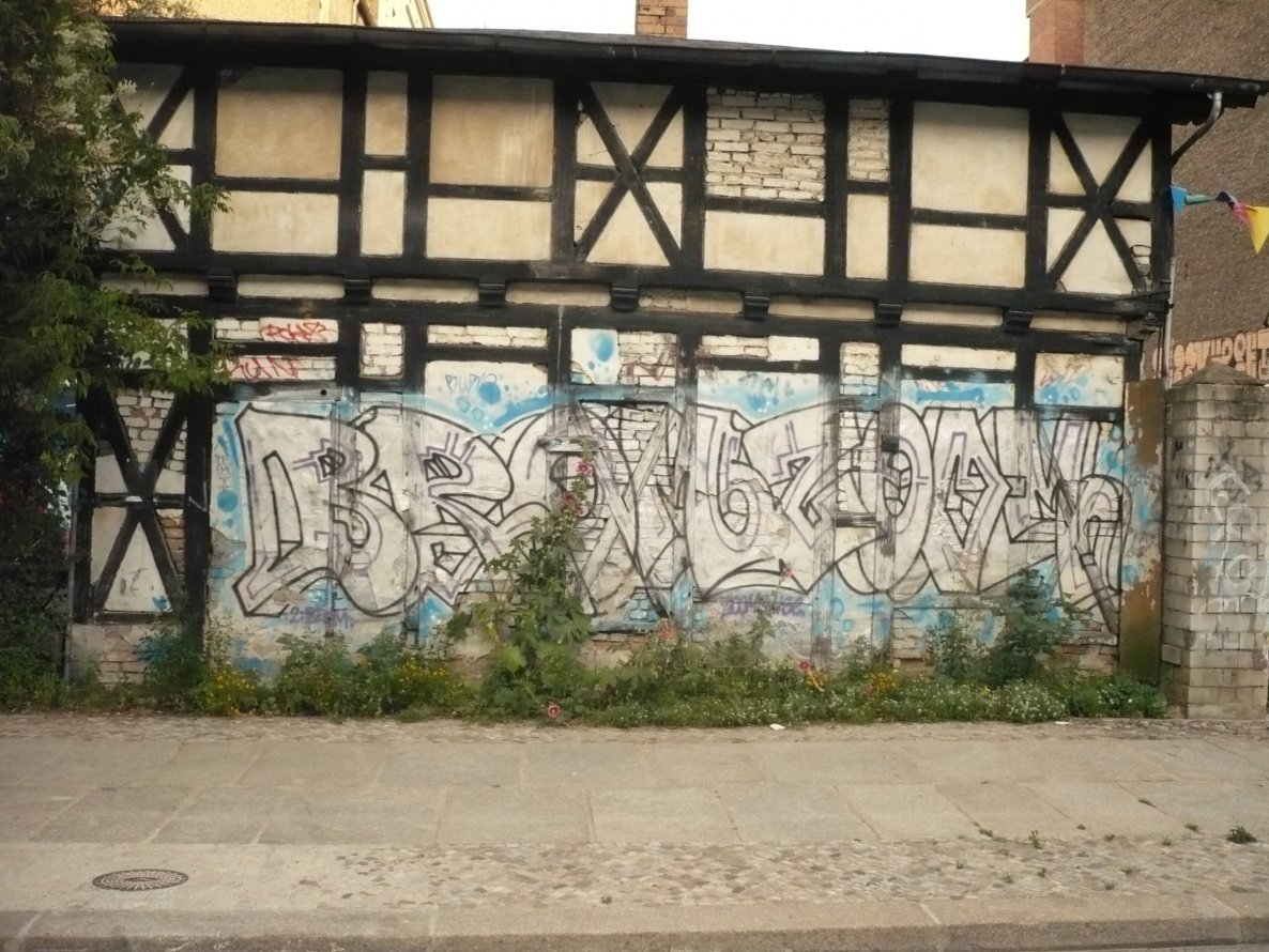 Graffiti Bombing in Berlin - Photo by Fusseloner - brom, zoom