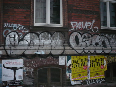 Graffiti Bombing in Berlin - Photo by Fusseloner - locc, lokk, hnp