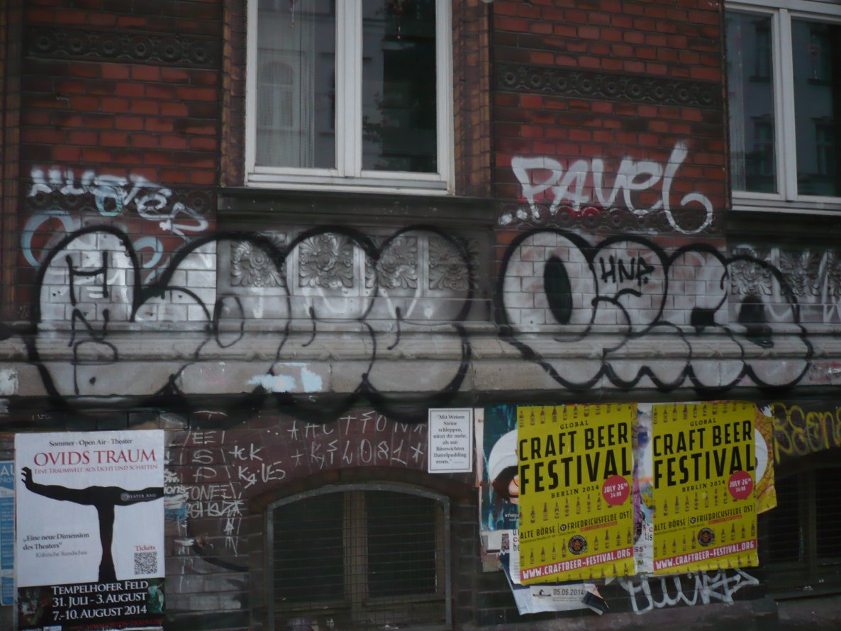 Graffiti Bombing in Berlin - Photo by Fusseloner - locc, lokk, hnp