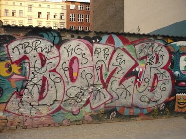 Graffiti Bombing in Berlin - Photo by Fusseloner - bomb, tbr, kgs