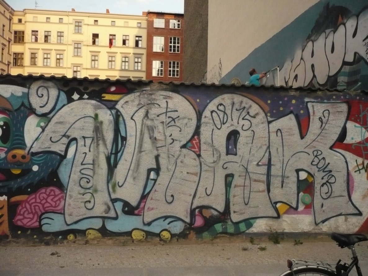 Graffiti Bombing in Berlin - Photo by Fusseloner - irak, tls, bomb