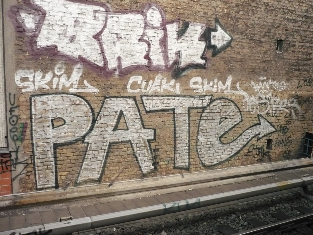 Graffiti Bombing in Berlin - Photo by Fusseloner - pate, brik, ufoe