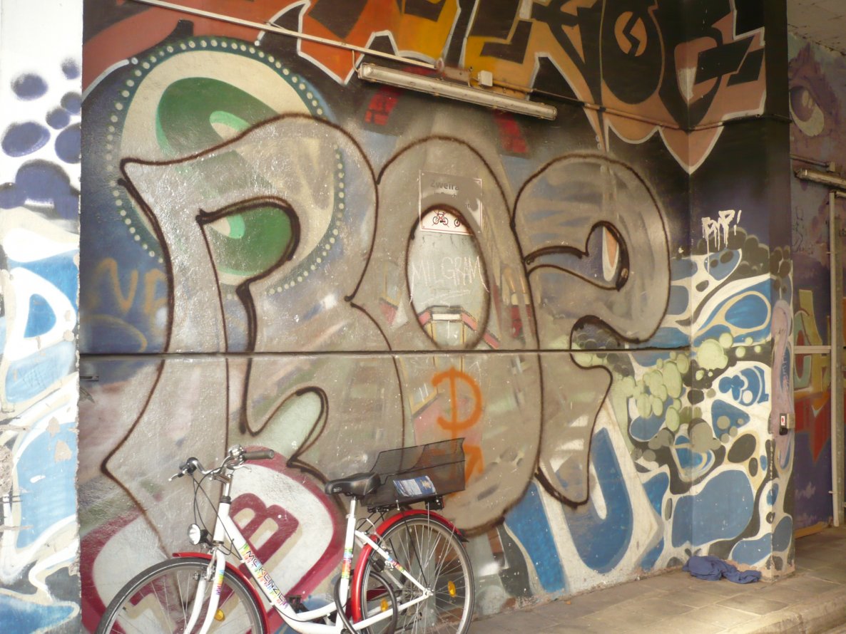 Graffiti Bombing in Berlin - Photo by Fusseloner - roza, rozer, tls