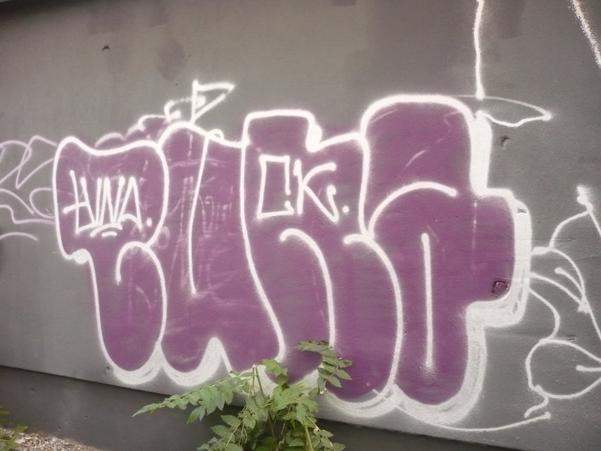 Graffiti Bombing in Berlin - Photo by Fusseloner - tuna, ck