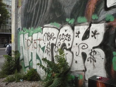Graffiti Bombing in Berlin - Photo by Fusseloner - nhs, tck, tbr