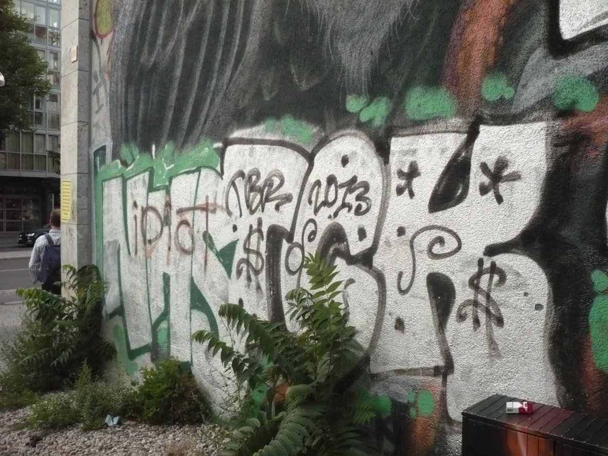 Graffiti Bombing in Berlin - Photo by Fusseloner - nhs, tck, tbr