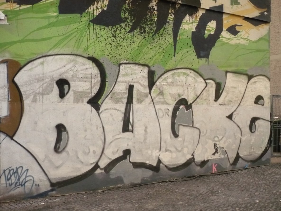 Graffiti Bombing in Berlin - Photo by Fusseloner - backe, backer, tbr