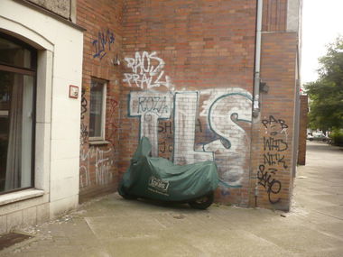 Graffiti Bombing in Berlin - Photo by Fusseloner - tls, roza, rozer