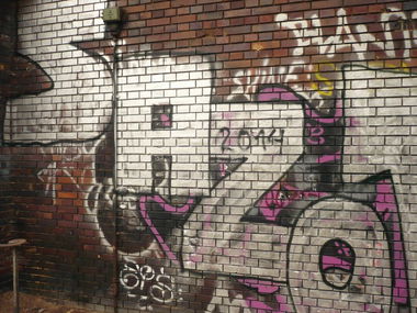 Graffiti Bombing in Berlin - Photo by Fusseloner - sazo, eis, shine