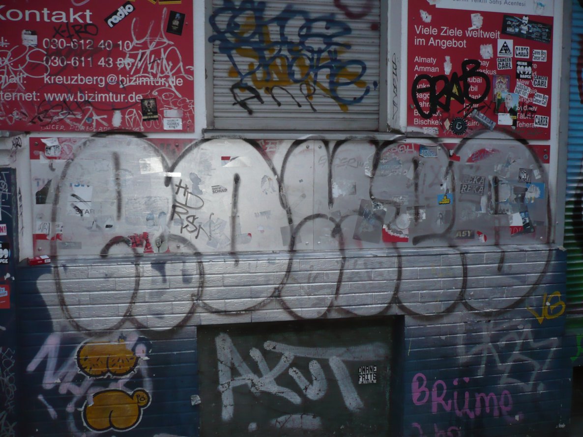 Graffiti Bombing in Berlin - Photo by Fusseloner - romeo, grab