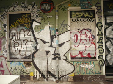 Graffiti Bombing in Berlin - Photo by Fusseloner - lokk, ezco, hnp