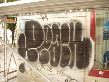 Graffiti Bombing in Berlin - Photo by Fusseloner - peach, altgr