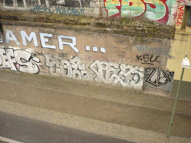 Graffiti Bombing in Berlin - Photo by Fusseloner - soe, peps, tfz
