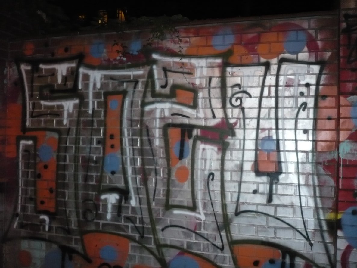 Graffiti Bombing in Berlin - Photo by Fusseloner - sozu