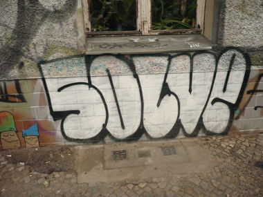 Graffiti Bombing in Berlin - Photo by Fusseloner - solve
