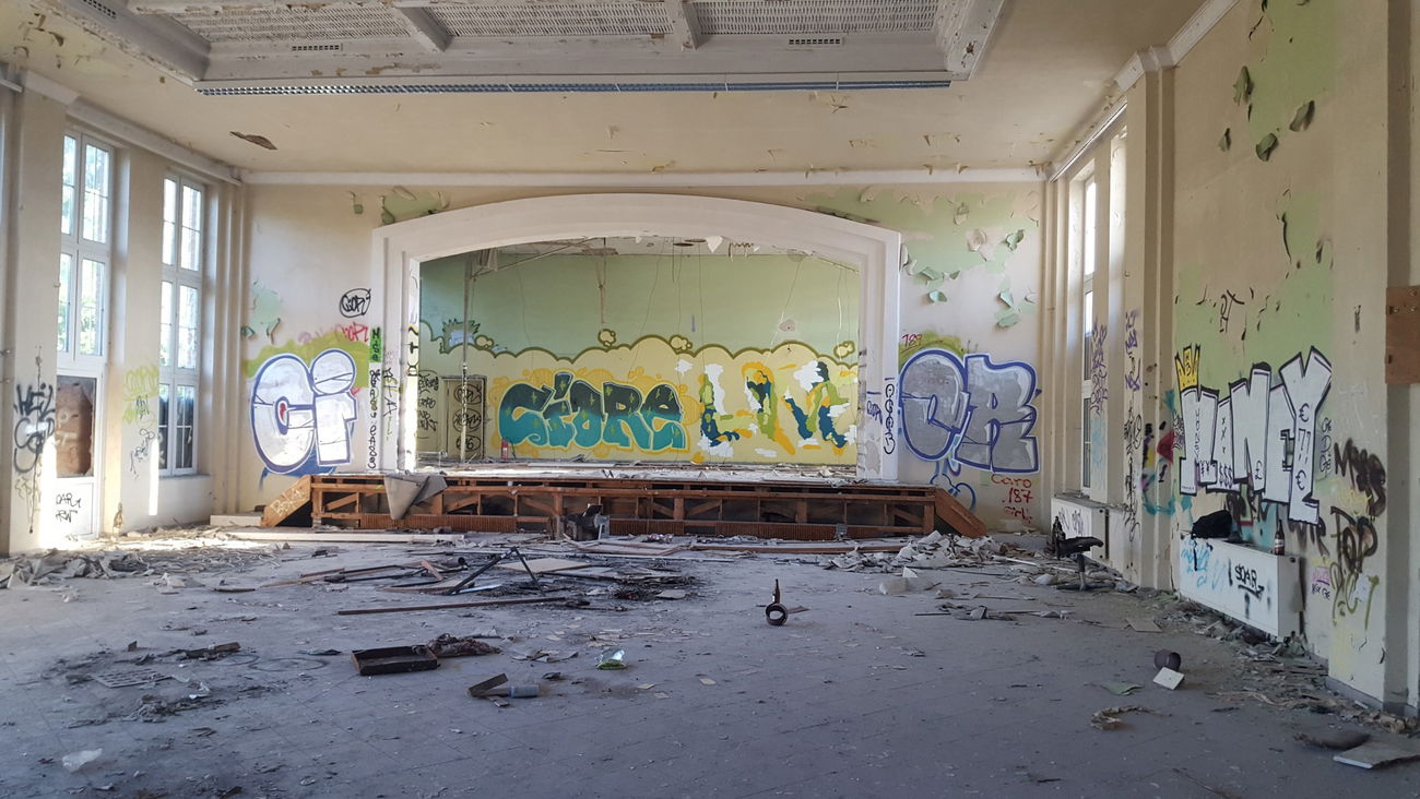 Graffiti Wall - Photo by Future (2016)