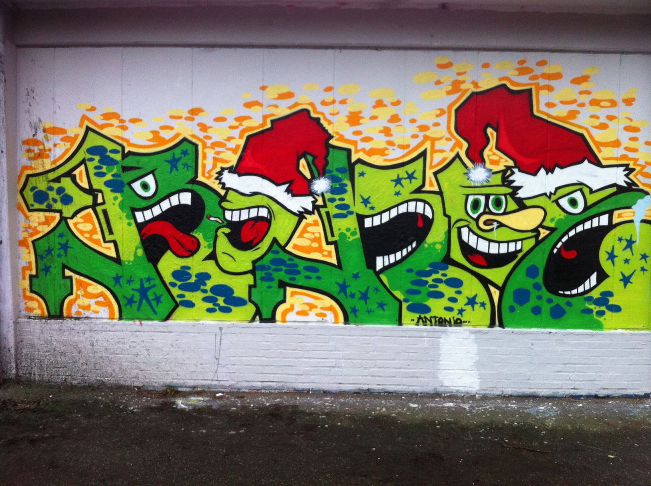 Graffiti Wall - Photo by G0Tt - rokoe, christmas, santa
