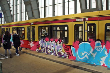 Graffiti Train - Photo by GBBI - reto, berlin, sbahn