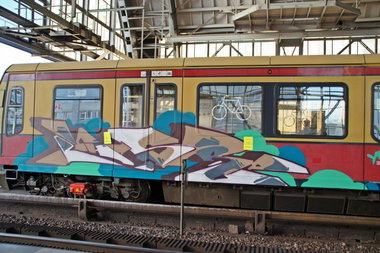 Graffiti Train - Photo by GBBI - lasr, sbahn, berlin