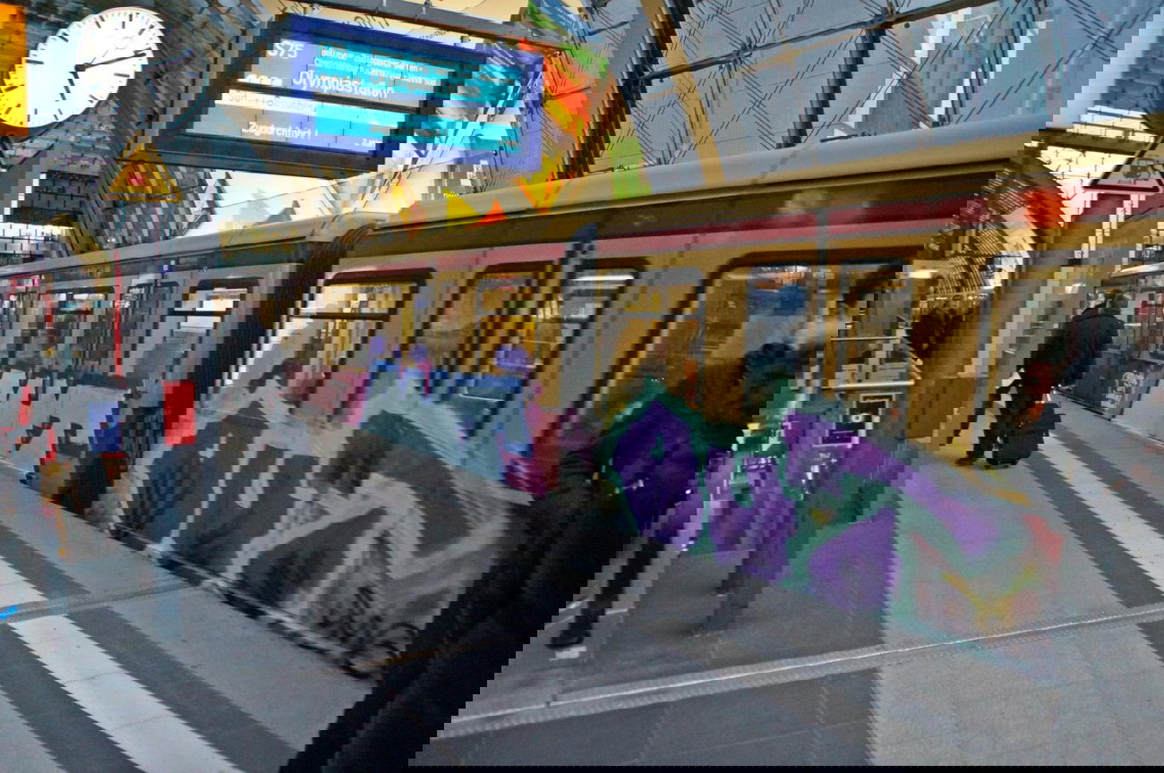 Graffiti Train - Photo by GBBI - out, berlin, sbahn