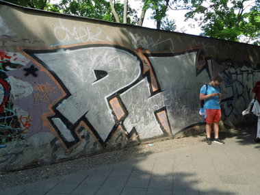 Graffiti Bombing - Photo by GBBI - pure, hate, ph (2010)